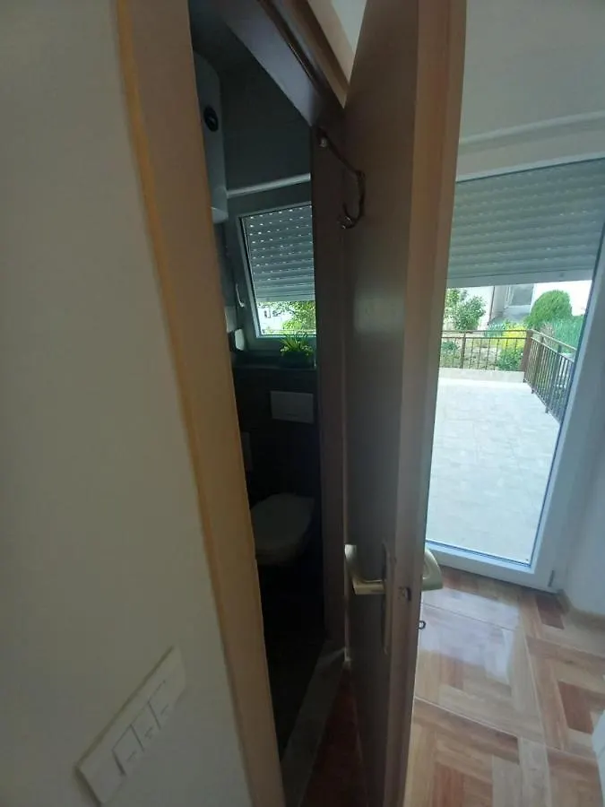 Danny Apartment Split