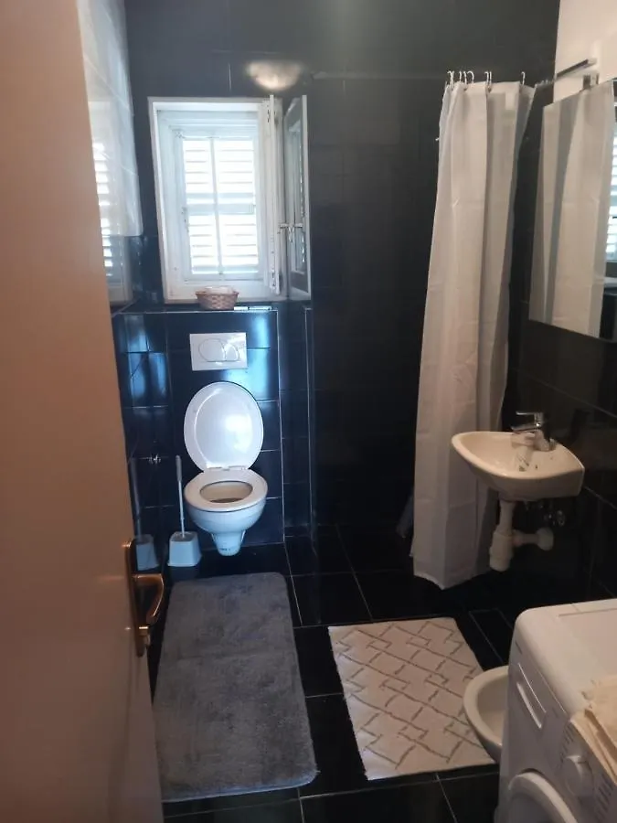 Danny Apartment Split